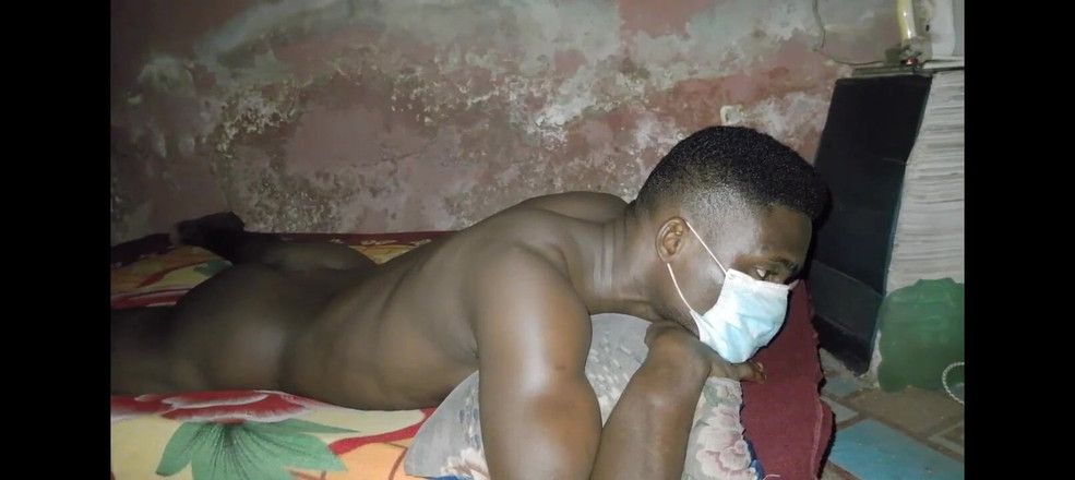 Masturbator emmy: Bobby Johnson prefere transar na cama