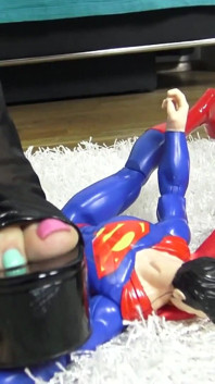 Superman Crush! Cruel Reell miażdży supermana symbolicznie dla wszystkich mężczyzn!