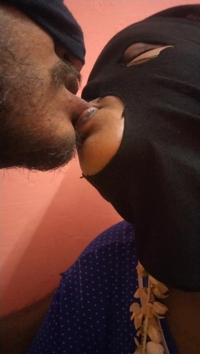 Tamil lesbian: Deep Lipkiss and Hot Foreplay