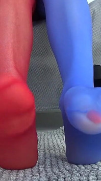 Faccio Pipì Sulle Gambe Con Calze Colorate