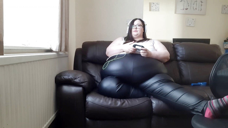 SSBBWLadyBrads: ぽっちゃり系SSBBW新しい革のズボンとゲームのビデオ