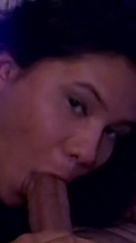 Zralá brunetka MILF vášnivě jezdí na péru, pak je pokryta