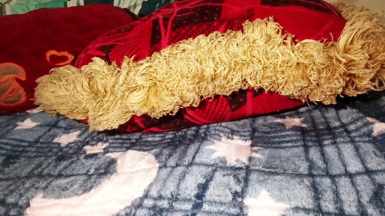 Lady: Der alte stiefvater spielt mit seiner schönen stieftochter und sie...