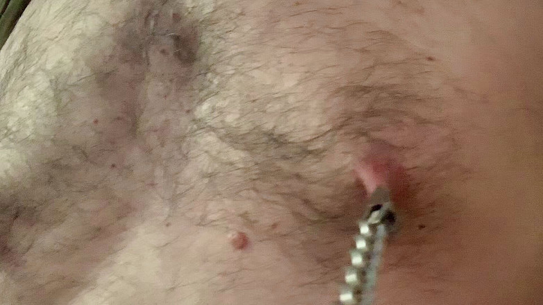 GayBear: Travail des seins / людина грає зі своїми сосками