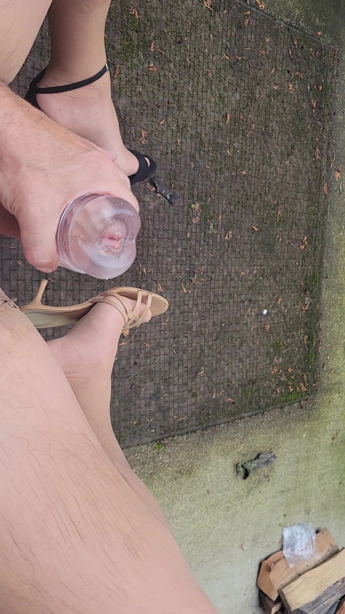 Feet Lover: Outide si masturba il mio cazzo in calze e tacchi