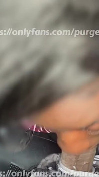 Slim darkskin grandi labbra auto pompino