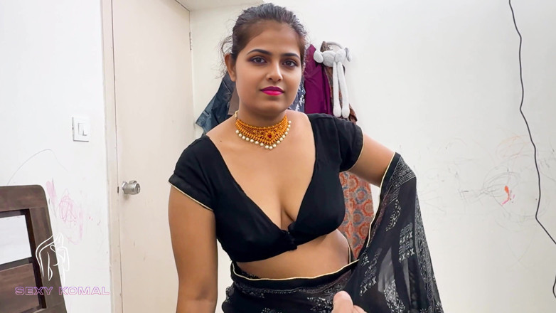Sexy Komal: 当科马尔的橱柜没打开时，邻居来帮忙