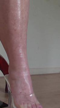 Le mie sexy gambe nude pallide e lucide