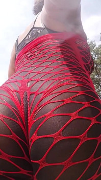 Knky Bee: Slo-mo Twerking v červených sítích Venku