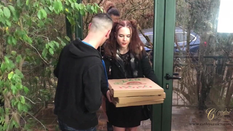 Cathy Crown Production: 2 fete pentru o pizza gangbang cu 10 băieți