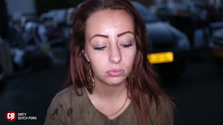 Cumbizz: Niederländische teenslut outdoor-blowbang und spermaschlucken