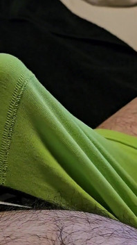 Crot di dalam memek boxer warna hijauku!