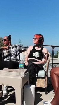 Yetişkin eğlendiriciler christie stevens, cassie solis, trucifer ve mrflourish podcast ile kanepede konuşuyor