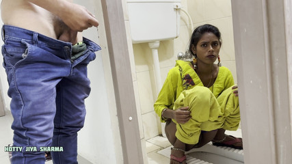 Desi Club House: Desi yenge tuvalette işedikten sonra komşusu tarafından sert sikişiyor video...