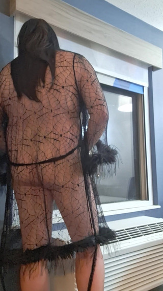 Victoria Lecherri: Tentando atrair alguma atenção em frente à janela!