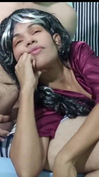 TV를 보면서 나를 빨아주는 배다른 여동생과 내 정액을 삼키는 그녀