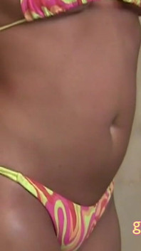 Rondborstige bikini-milfs worden samen geolied onder de douche