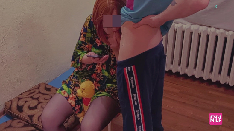 Kett Mun: Naivní Maminka Chutná Nevlastní Synovy Chuti V Zadní Místnosti