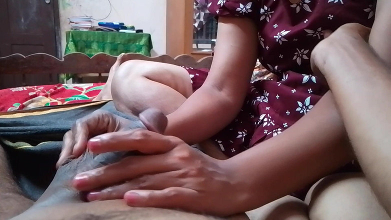 LEGSCOUPLE12: Tamilská vesnická dívka si strká manželův penis do pusy a...