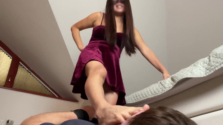 Mean Asian Wife: 발 재갈을 물리고 묶인 노예