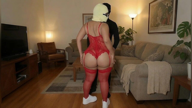 Animate golden: Piccola ragazza con culo grosso twerking in abito rosso attillato