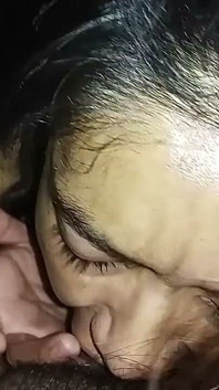 मैं एक रात अपने दोस्त के साथ रहता हूं और मुझे पसीना आता है