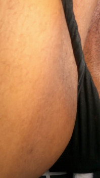 Curva m-a făcut să fiu atât de excitată încât am avut orgasm și am continuat să fut pizda aia tânără și să o simt cum cumming pe pula mea