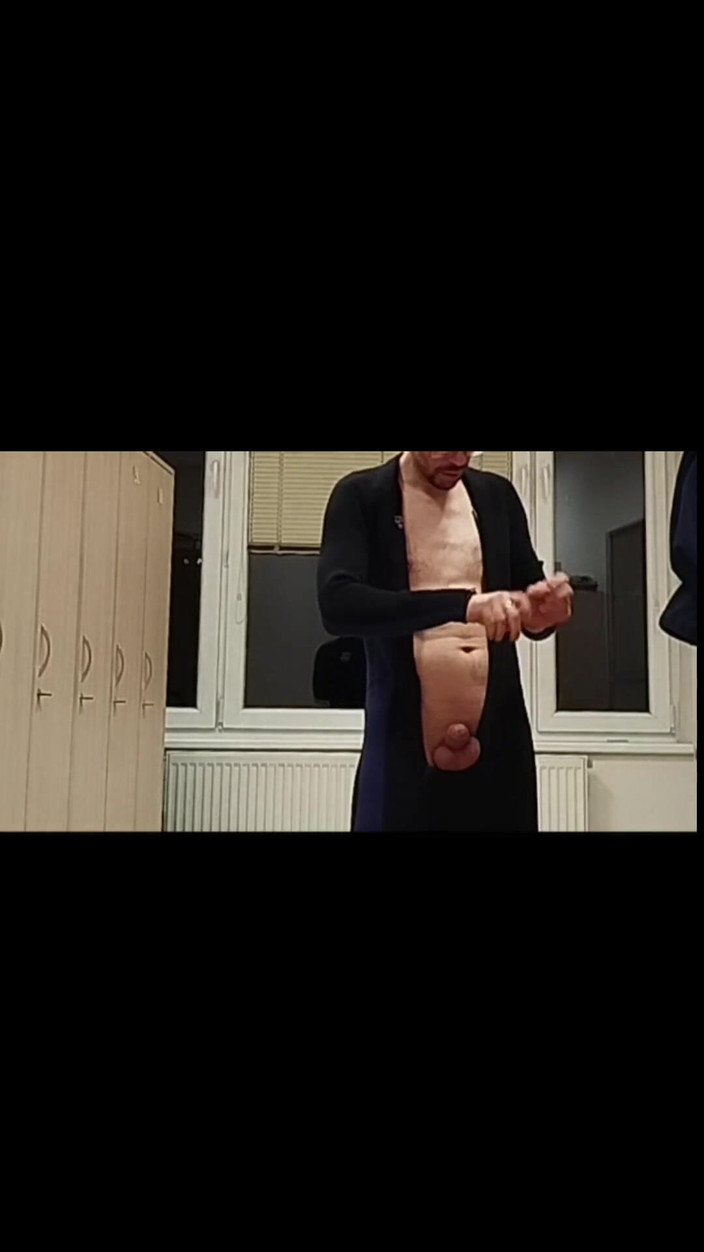 kickerscooter: Omklädningsrum påkommen med att onanerar