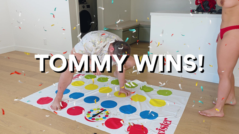 Tommy Wood XXX: Big Ass Latina che gioca nuda Uno e Twister su...