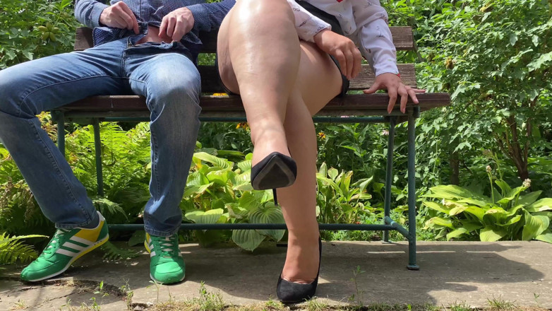 OurFetishLife: Královna masturbace na podpatcích dostane sperma venku