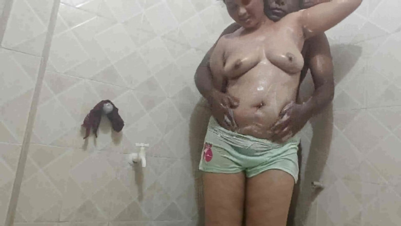 Sexy sindu: Sexy Sindu tomando banho com amante