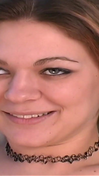 Une débutante mignonne a un corps nu sexy