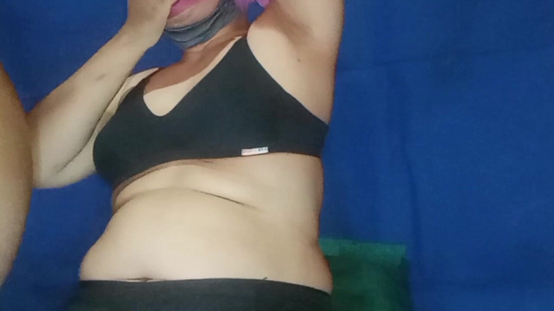 Babang endut: Fodendo a buceta de uma milf esguichando usando um vibrador...