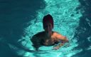 Anna Devot and Friends: Annadevot - Nadando de biquíni