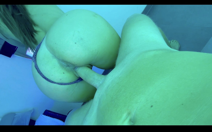 Amateurtwo: Šukání uvnitř soláriu - sex na veřejnosti