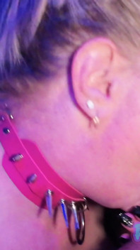 Doamnă punk gotică țâțoasă iubitoare de spermă este futută dur în sus și în gât