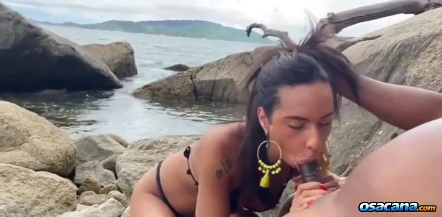 World Tranny: Suruba sur la plage