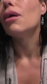 Возбужденная королева размера милфа обожает чувствовать, как ты заполняешь ее