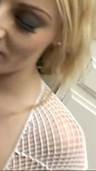 이 거대한 흑인 자지의 크기를 믿을 수 없는 오지는 금발