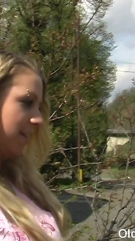 Старі трахають ляльок - молода блондинка робить мінет старому чоловікові, відео від першої особи