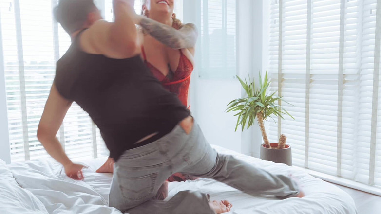 SandyCandie: 我第一次约会就操了他。