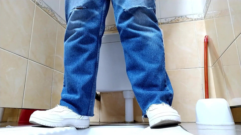 Elena: Tante seksi dengan celana jins kencing di toilet umum