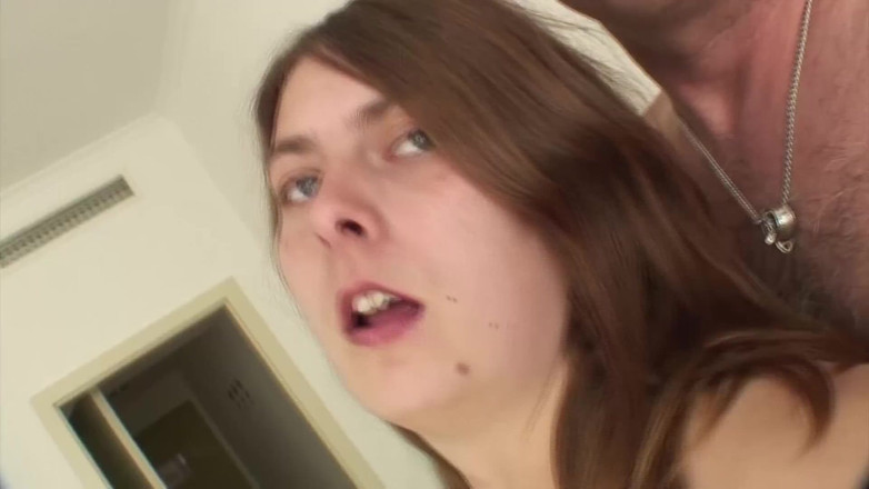 German amateur couples: Seksowna wyglądająca laska z Niemiec zadowalająca kutasa w POV po...