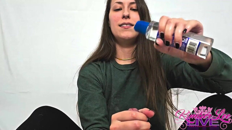 Kimber Lee: Gavat kimber lee'den elle muamele hediyesi alıyor