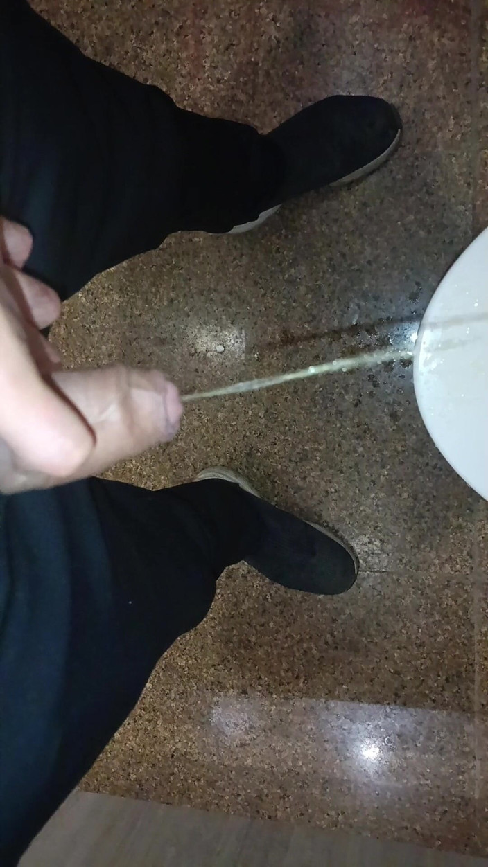 Desi shikha: Nhà vệ sinh công cộng: Chàng trai Ấn Độ thủ dâm trong...