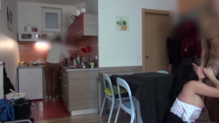 Alexandra Wett: Rischioso! Il patrigno mi scopa davanti alla matrigna in cucina!
