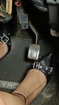 Saya memompa pedal mobil saya dan mengisap penis bos saya