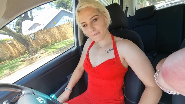 domslutfucker: Гаряча блондинка грає зі своєю пиздою за кермом автомобіля