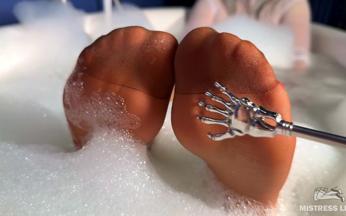 Mistress Legs: Škrábající nylonové nohy paní se škrabadlem v pěnové lázni