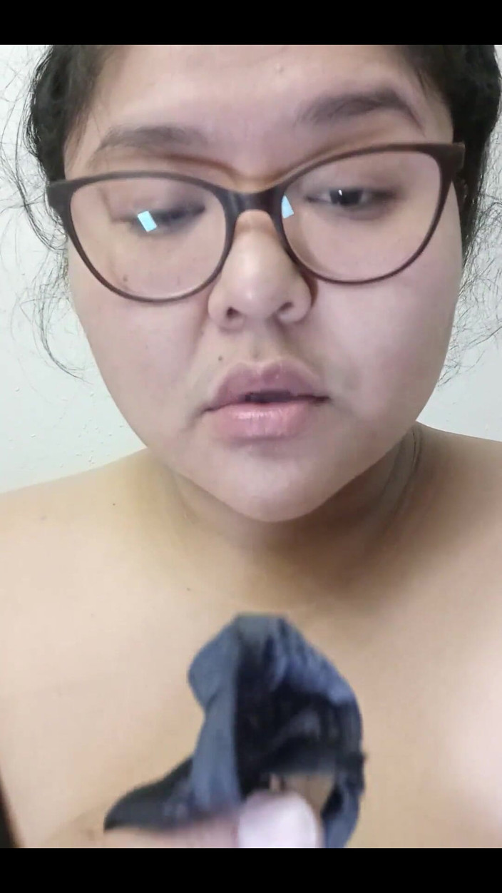 DeesDeepThroat: Dees ăn tinh ra quần lót của cô ấy!